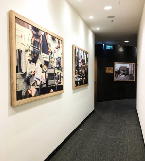 obrazy w korytarzu hotelowym